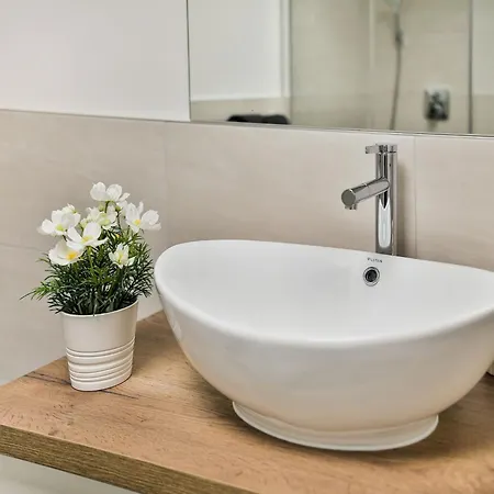 Elegant In With Terrace דירה *