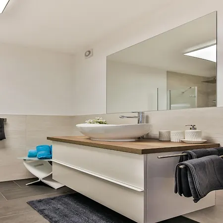 Elegant In With Terrace דירה אינציג