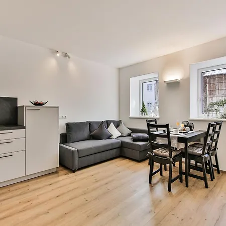 Elegant In With Terrace דירה אינציג