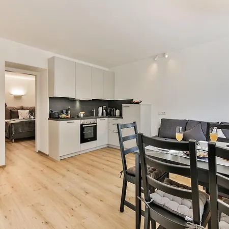 Elegant In With Terrace דירה אינציג