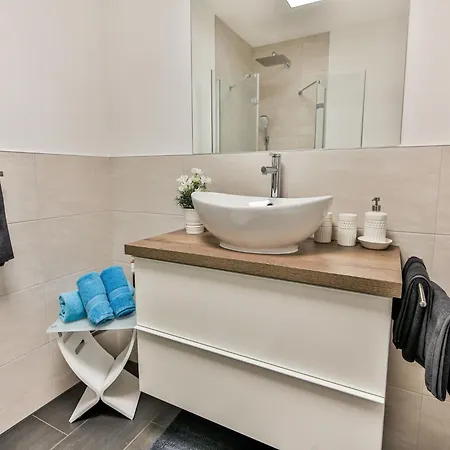 Elegant In With Terrace