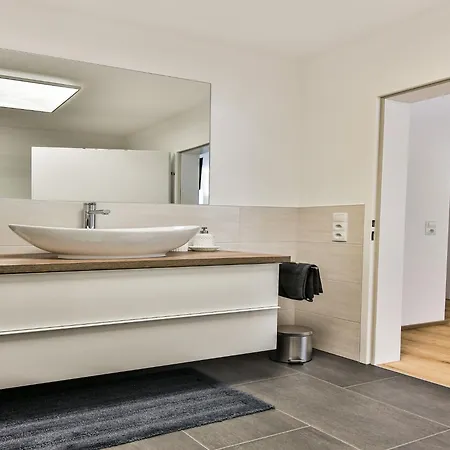 Elegant In With Terrace 아파트